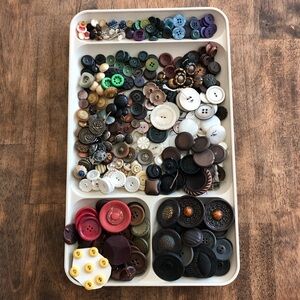 Lot of assorted vintage buttons